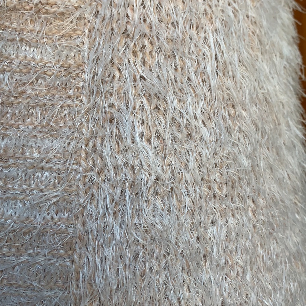 Women’s soft pink shag fur vest with hood. - Picture 7 of 9